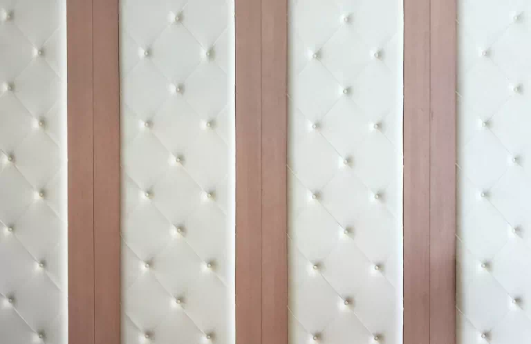 białe panele tapicerowane